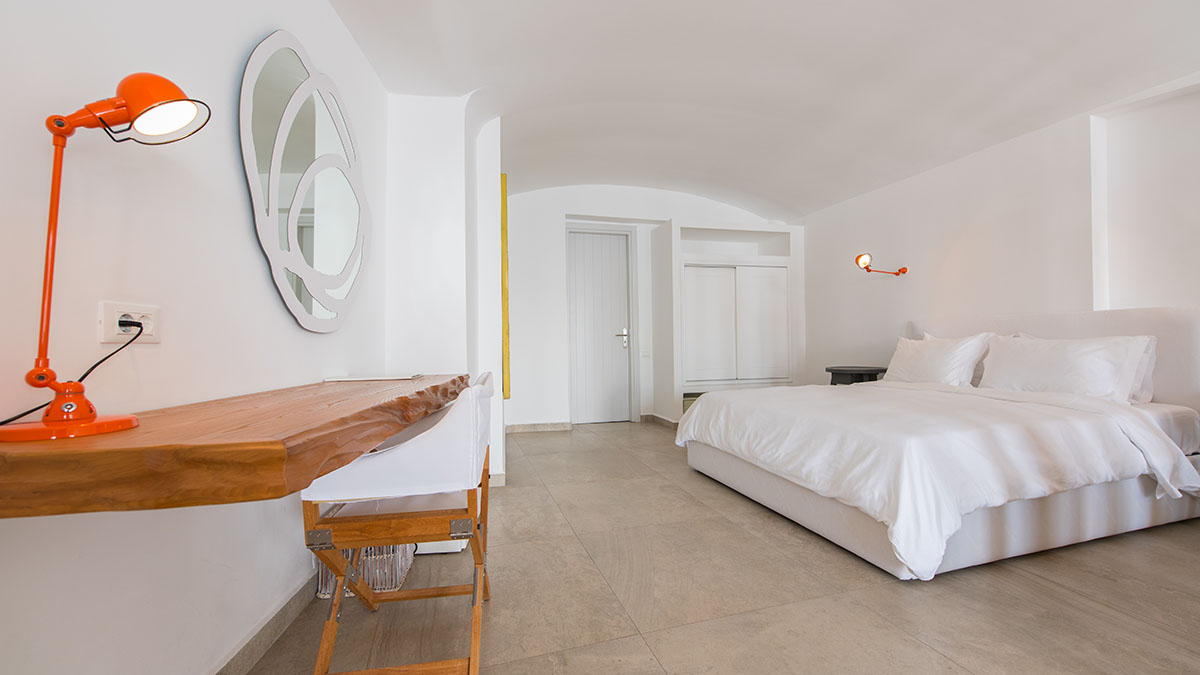 Absolute Suite with Private Hot Tub & Caldera View